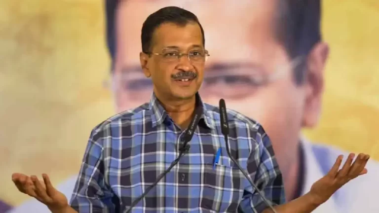 केजरीवाल के काफिले पर फेंकी चप्पल: पूर्व CM ने अमित शाह पर लगाया आरोप