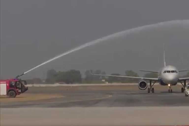 Jewar International Airport पर फ्लाइट की पहली लैंडिंग, यूपी-नोएडा वालों को मिली बड़ी खुशखबरी