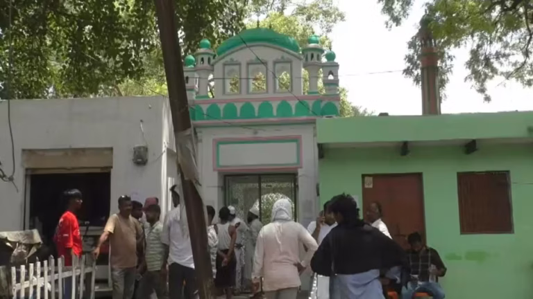 काशी रेलवे स्टेशन पुनर्विकास परियोजना पर बढ़ा विवाद, मस्जिद गंज शहीदा को खाली करने का नोटिस Controversy escalates over Kashi Railway Station redevelopment project; notice issued to vacate Ganj Shahida Mosque