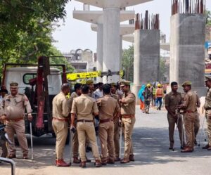 आगरा में अतिक्रमण हटाने की बड़ी कार्रवाई, एमजी रोड से विवादित निर्माण हटाया गया Major anti-encroachment drive in Agra; disputed structure removed from MG Road
