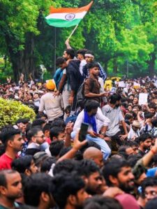 'Speaking Walls' and Songs of Revolution... A Sea of ​​Students Surges at Jantar Mantar