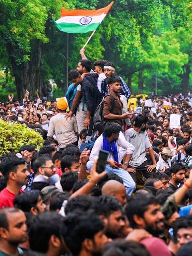 'Speaking Walls' and Songs of Revolution... A Sea of Students Surges at Jantar Mantar