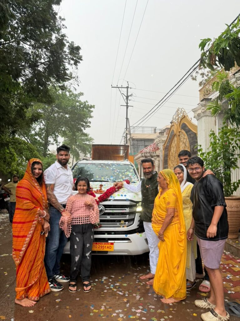 A 'Toyota Land Cruiser' joined the convoy of Karni Sena state president Virendra Singh Tomar; a special ritual involving the chanting of mantras was performed on the occasion of Rath Dooj.